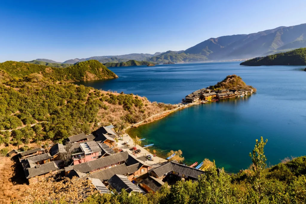 پژوهشگران دقیقاً نمی‌دانند مردم موسو از چه زمانی در اطراف دریاچه لوگو زندگی می‌کنند، اما گفته می‌شود آن‌ها از اقوام تبتی هستند که قرن‌ها پیش به جنوب مهاجرت کرده‌اند. بر اساس مطالعات ژنتیکی، احتمالاً بین قرن اول تا هشتم میلادی، هم‌زمان با دوران امپراتوری روم، این جامعه به ساختار مادرسالار تبدیل شده است.