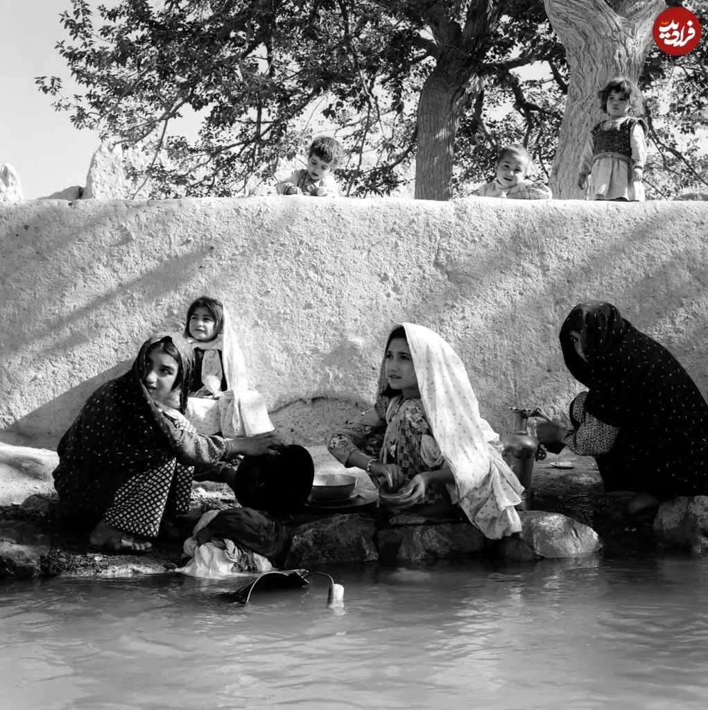 دختران اصفهانی در حال شست‌و‌شوی ظرف و لباس در کنار جوی آب؛ 65 سال قبل