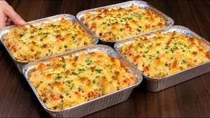 طرز تهیه کاسرول آبدار مرغ و سیب‌زمینی با رویه طلایی پنیر