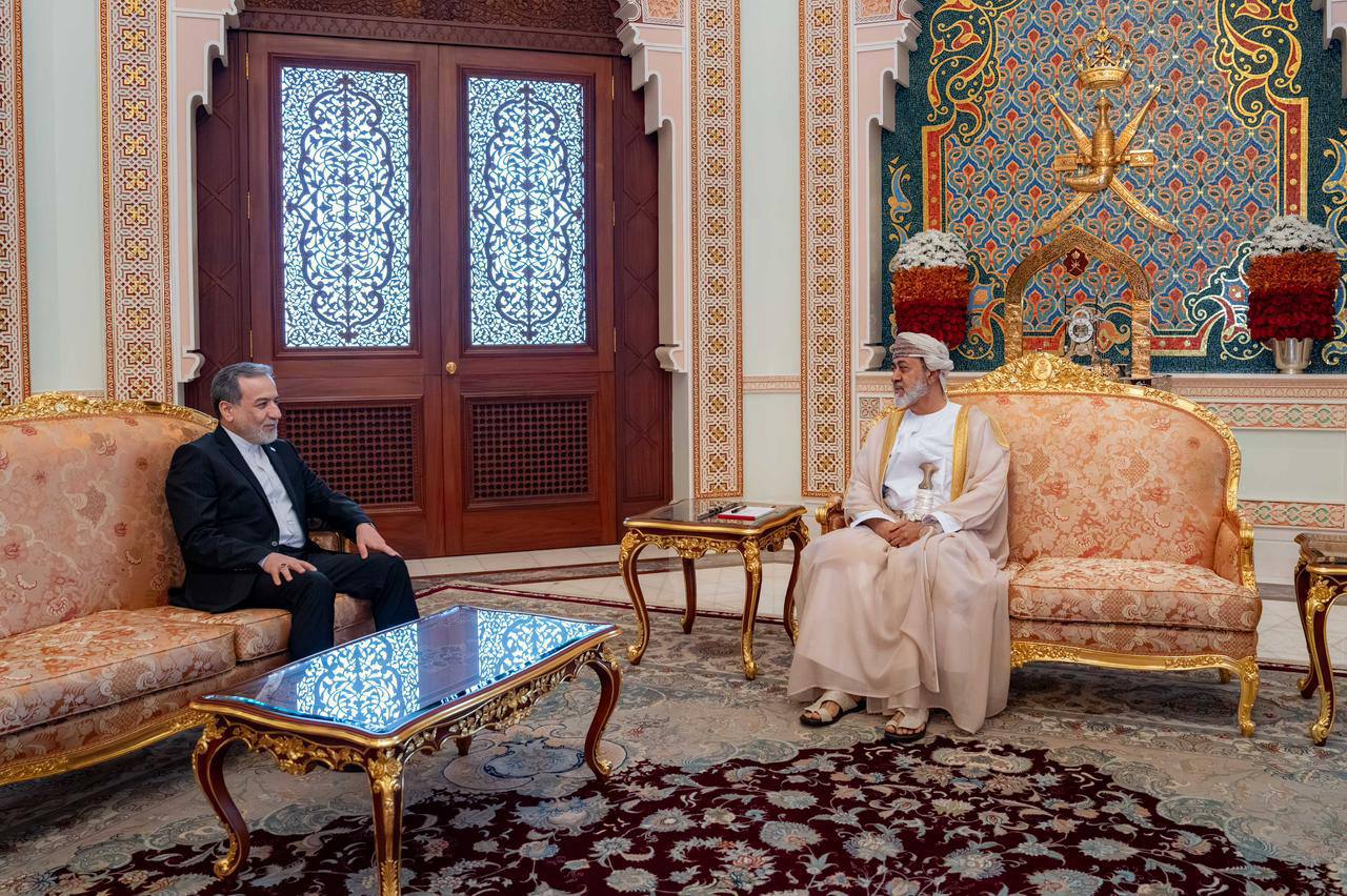 سفر عراقچی به عمان / دیدار با سلطان (عکس)