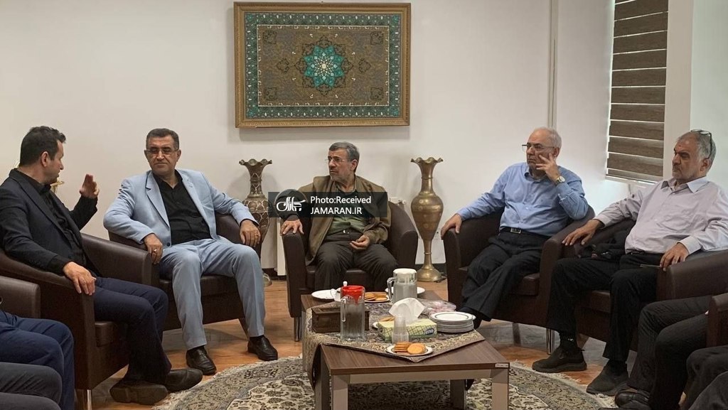 احمدی‌نژاد با دوستان و همکارانش دیدار کرد