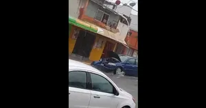 گرفتار شدن خودرو‌ها بر اثر سیلاب در شرق مکزیک