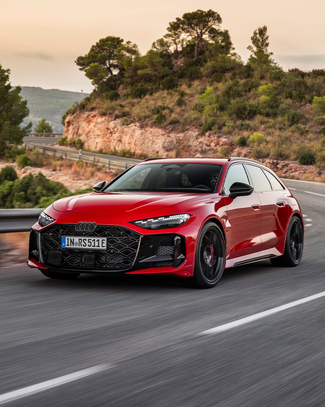 RS5 که حالا وارد نسل تازه خودش شده همچنان مسیر جذاب موفقیت خود را ادامه داده است. مخصوصا نسخه Avant که از همان ابتدا برایم جذاب ترین فرم بدنه در خانواده RS بوده است.