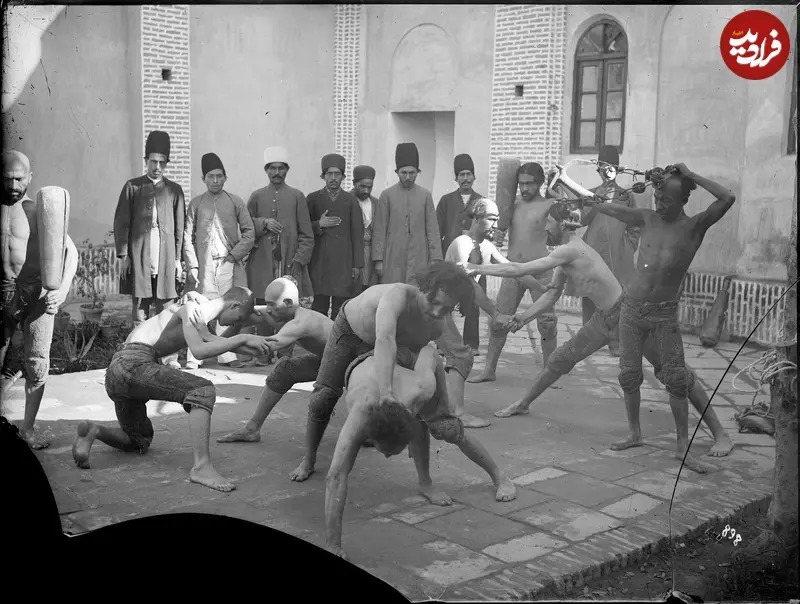 در اینجا تصویر جالبی از پهلوانان و ورزشکاران باستانی در دوران قاجار را در حال تمرین کردن و انجام حرکات مختلف ورزشی ملاحظه می‌کنید.