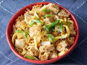 طرز تهیه برنج مرغ سرخ‌ شده چینی به سبک رستورانی