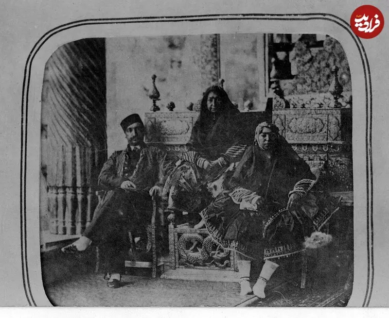 مهد علیا مادر ناصرالدین شاه در کنار ناصرالدین شاه و عزت‌الدوله