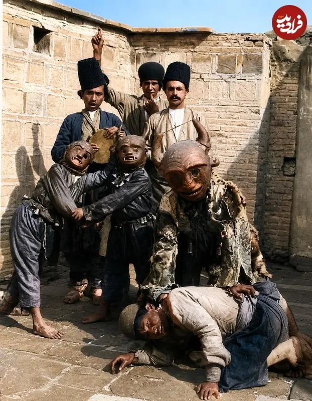 در اینجا عکس رنگی‌شدۀ جالبی از دوران قاجار را ملاحظه می‌کنید که اعضای یک گروه نمایشی در شهر ساری را به تصویر کشیده است. برخی از اعضای گروه نقاب‌های «دیو» بر چهره گذاشته‌اند.