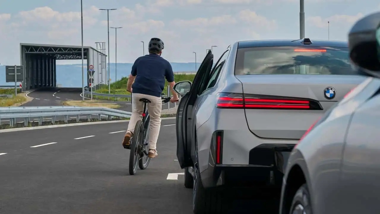 خودرو جدید BMW راهکاری هوشمند برای جلوگیری از تصادف با دوچرخه‌سواران دارد