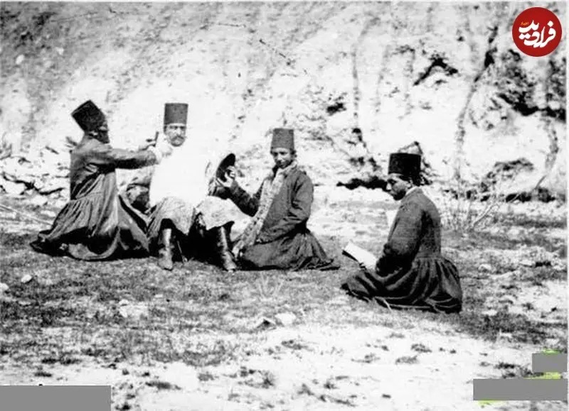 حاجی‌حیدر در حال تراشیدن ریش «ناصرالدین شاه» در جاجرود