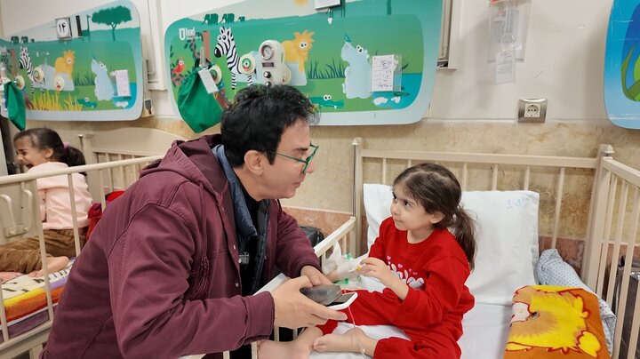 دیدار عمو پورنگ با کودکان بیمار و مجروح در جنگ