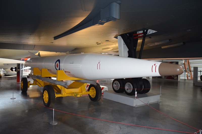 GAM-87 Skybolt: پروژه دیگر آمریکایی در دوران جنگ سرد که هدفش توسعه موشک بالستیکی قابل پرتاب از هواپیما بود تا بمب ‌افکن ‌ها بتوانند از فاصله دور اهداف را ضربه ‌زنی کنند.