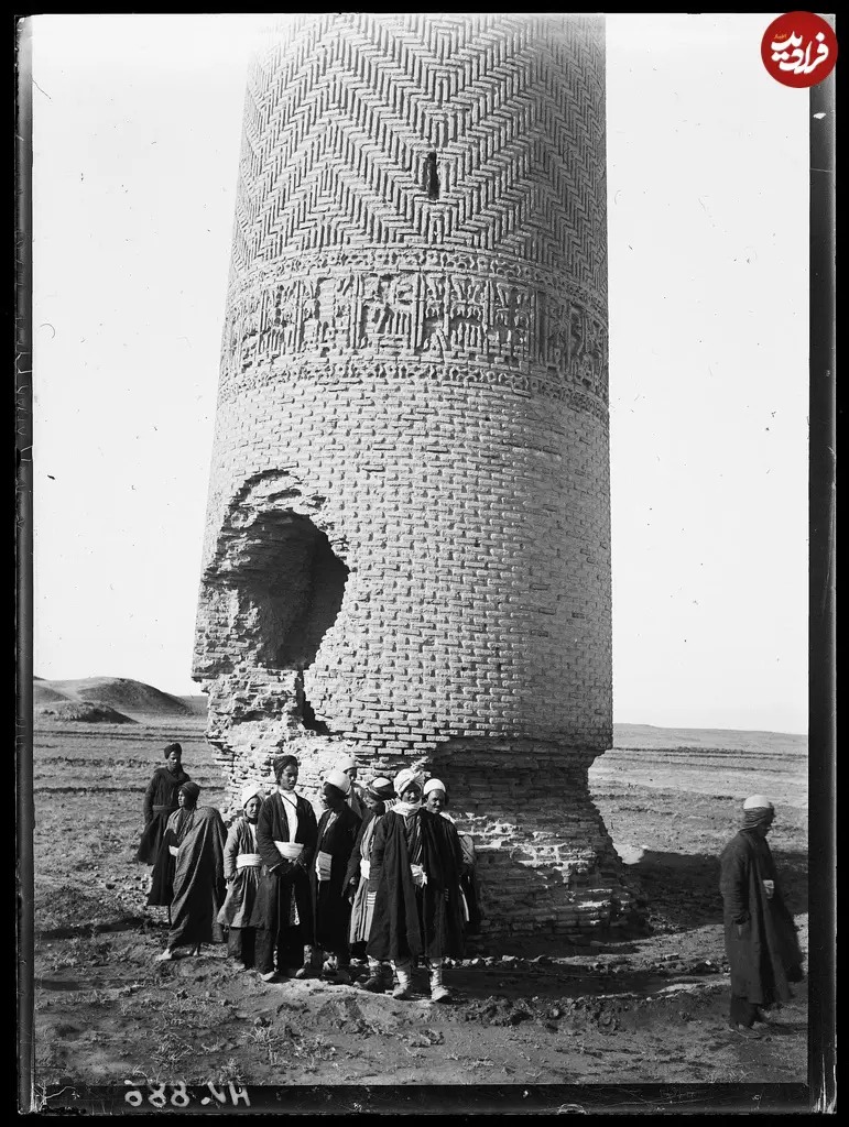 عکس یادگاری مردان روستایی در کنار «میل فیروزآباد» در زمان احمدشاه