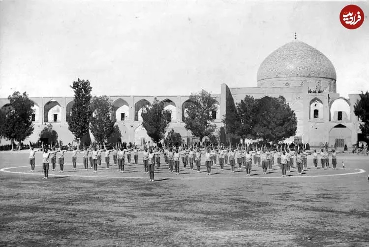 سربازان در حال انجام حرکات ورزشی در میدان نقش جهان اصفهان