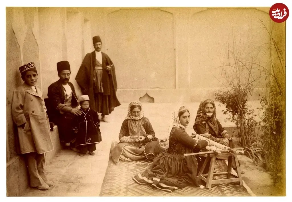 یک خانوادۀ ارمنی در حیاط خانه‌شان در جلفای اصفهان