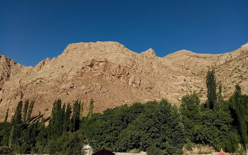 اسفیدان؛ روستایی گردشگری با منازل پلکانی، چشمه، آبشار و غار