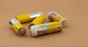 اگر باتری شارژی شما این ۴ علامت را دارد، همین امروز آن را دور بیاندازید!