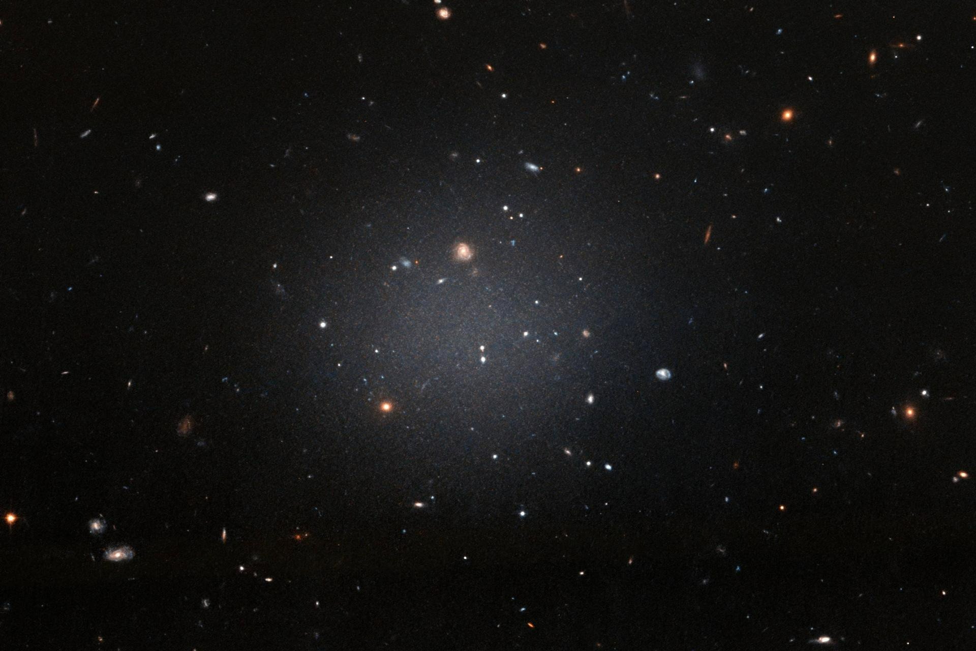 کهکشان NGC 1052-DF2، نخستین عضو از سه کهکشان فاقد ماده تاریک، معمایی غیرمنتظره را پیش روی اخترشناسان قرار داده است.