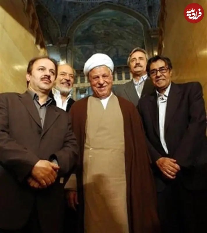 دیدار ایرج قادری (ردیف عقب، سمت چپ)، مجید مظفری و خسرو شکیبایی با مرحوم هاشمی رفسنجانی
