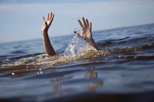 نجات یک خانواده از خودروی در حال غرق شدن