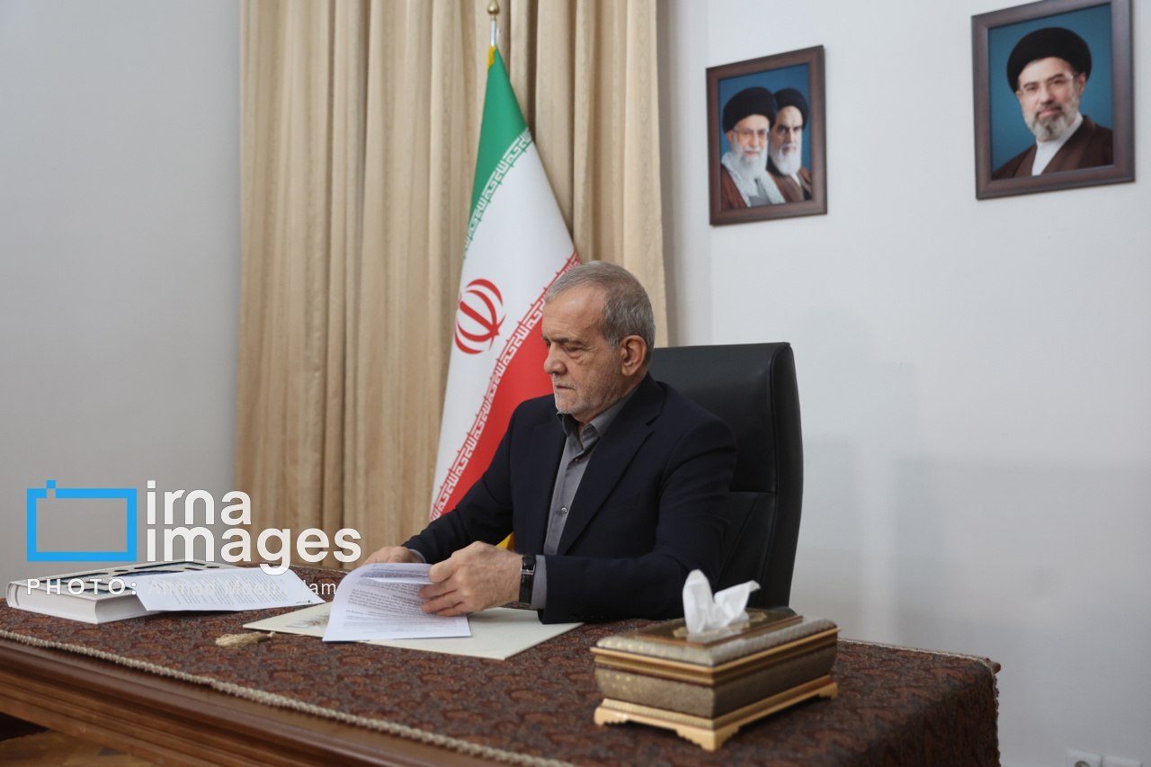 پزشکیان در حال امضای توافق با امریکا (عکس)