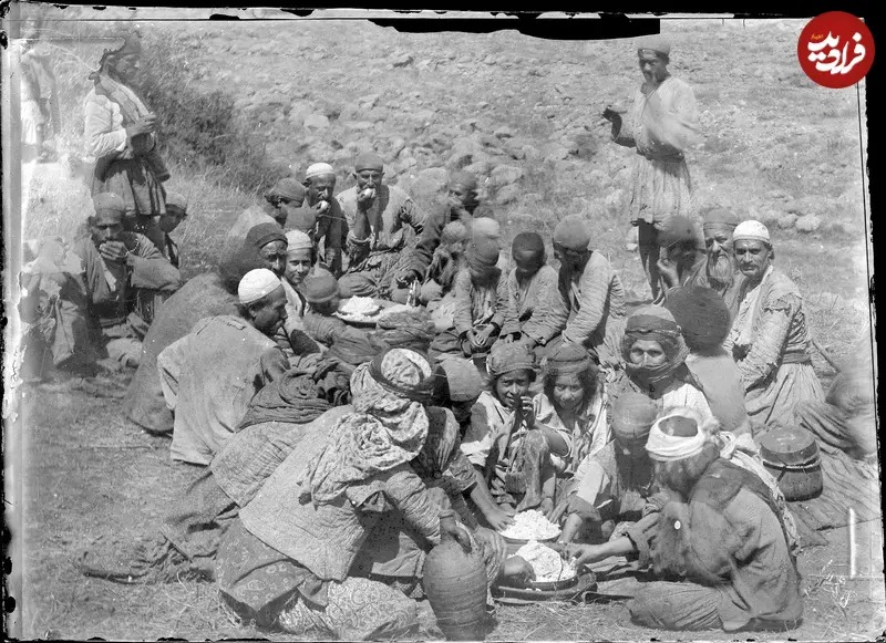 در اینجا عکسی از دوران قاجار را ملاحظه می‌کنید که گروهی از مسافران را مشغول خوردن غذا در ظرف‌های بزرگ به تصویر کشیده است.