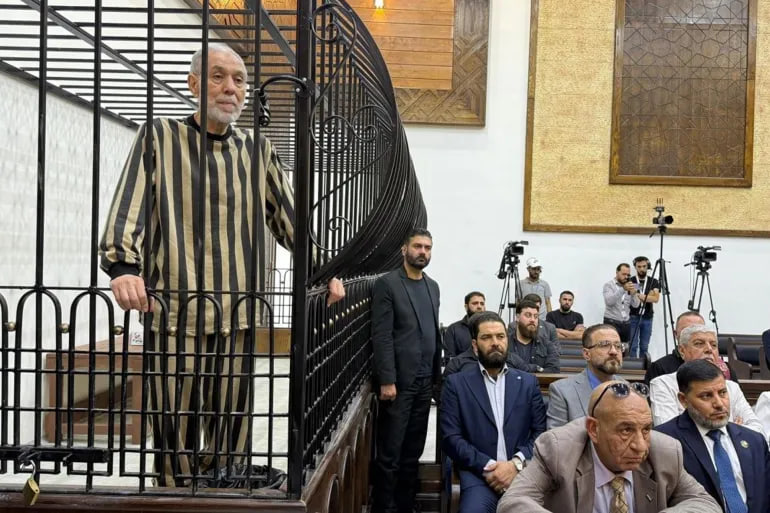 شیخ حسون مفتی سابق در قفس متهمان در دادگاه سوریه