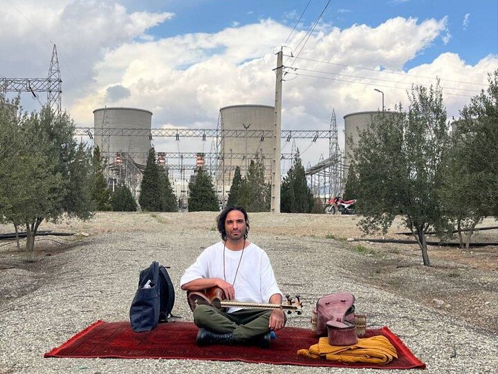 علی قمصری در نیروگاه دماوند علی قمصری نوارنده تار با سازش در نیروگاه دماوند