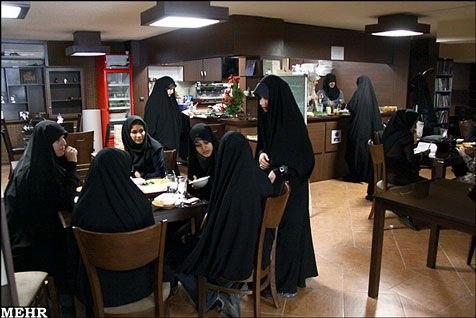 تصویری از زنان چادری در کافه‌
