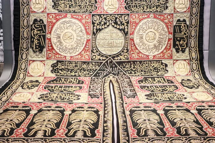 جزئیات دقیقی از پرده ابریشمی گلدوزی‌شده در قاهره (مصر) در اواسط قرن نوزدهم میلادی (آلما میلیشیچ/الجزیره)