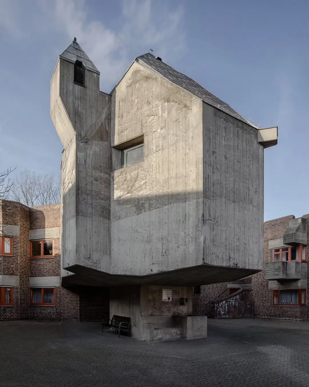 104842