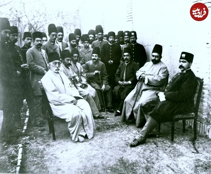 در اینجا تصویری از حضور جمعی از درباریان ناصرالدین شاه از جمله پسرش کامران میرزا (نفر اول از راست) و امین السلطان صدراعظم (نفر دوم از راست) را در خانه یکی از رجال به نام مخبرالدوله (با ریش سفید، نشسته در سمت چپ) ملاحظه می‌کنید.