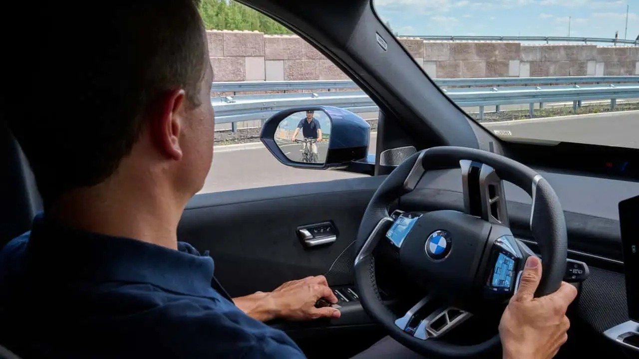خودرو جدید BMW راهکاری هوشمند برای جلوگیری از تصادف با دوچرخه‌سواران دارد