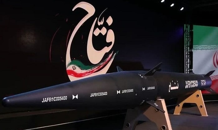 مدل‌های پیشرفته‌تر یعنی فتاح-۱ و فتاح-۲ گامی فراتر از خیبرشکن برداشته‌اند. موشک‌ فتاح از پیشرانه‌های سوخت جامد با هندسه کروی بهره می‌برند که درون سرجنگی قرار دارند و مجهز به نازل‌های متحرک هستند.