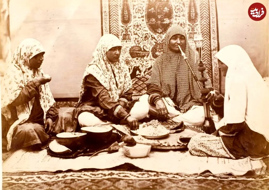 زنان عهد قاجار پای بساط «غذا و هندوانه و قلیان»؛ 135 سال قبل