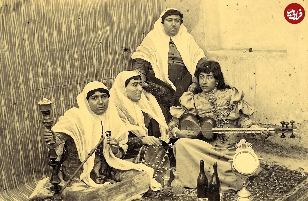 سفر به عصر قاجار؛ دستۀ «زنان مطرب» با تار و قلیان