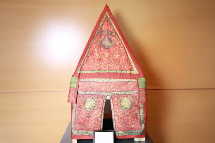 پارچه‌ای گلدوزی‌شده، که مراسم سالانه حمل پرده کعبه از قاهره به مکه با آن انجام می‌شد.