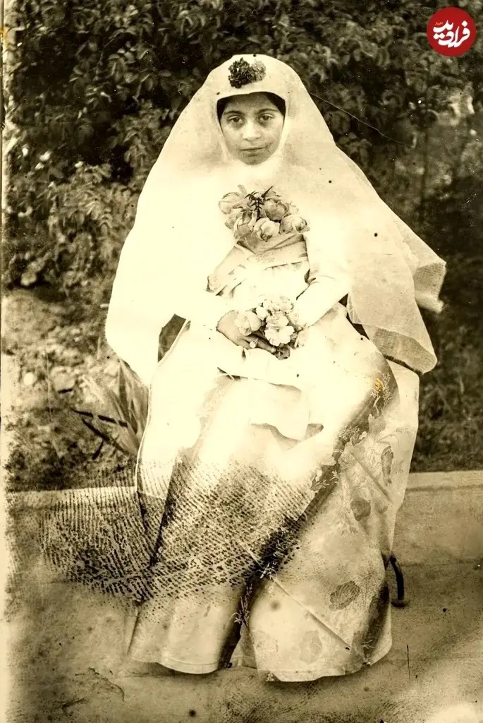 «عروس چهارده ساله» با دستۀ گل در آتلیه؛ 120 سال قبل