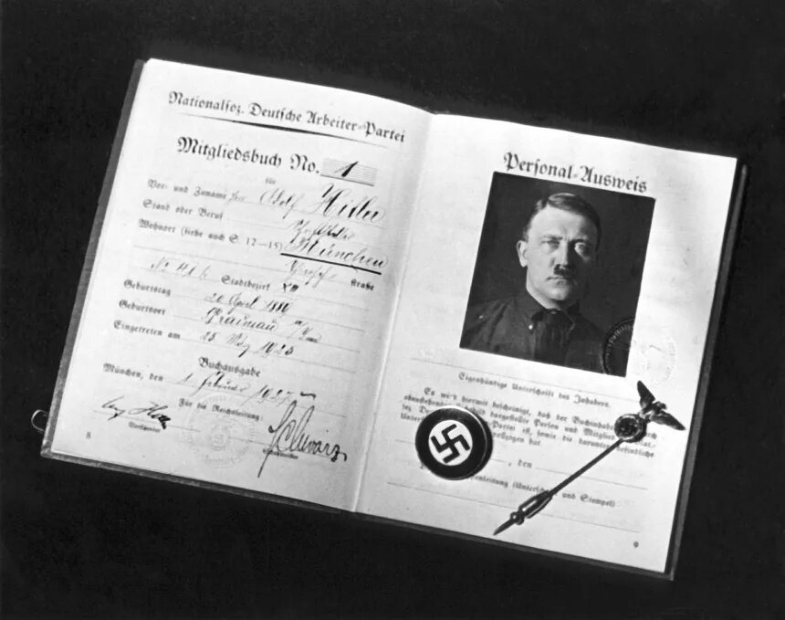 «کارت عضویت آدولف هیتلر در حزب ناسیونال سوسیالیست کارگران (NSDAP) با شماره ثبت ۱.