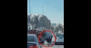 صحنه‌ای باورنکردنی؛ راننده تریلی، کامیون در حال سقوط را نجات داد