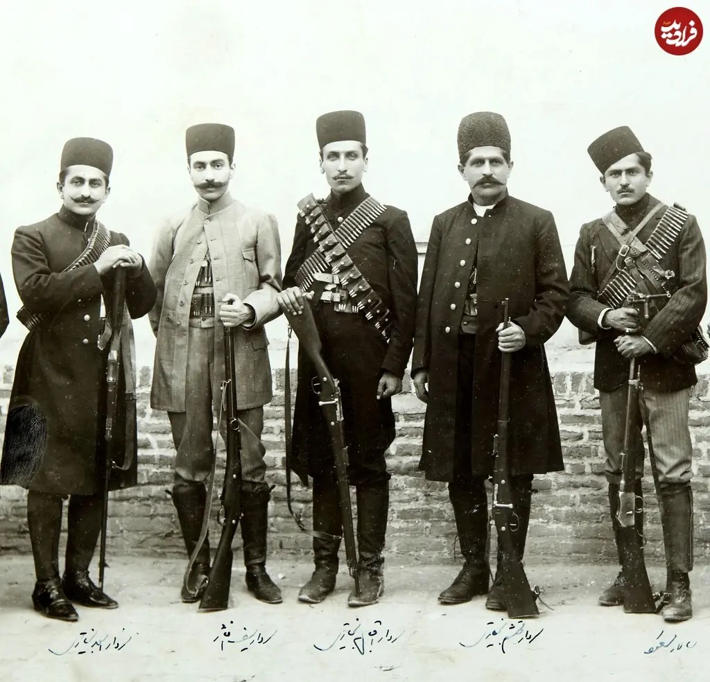 چندتن از سرداران بختیاری از جمله سردار محتشم و سردار اقبال را در کنار یکدیگر