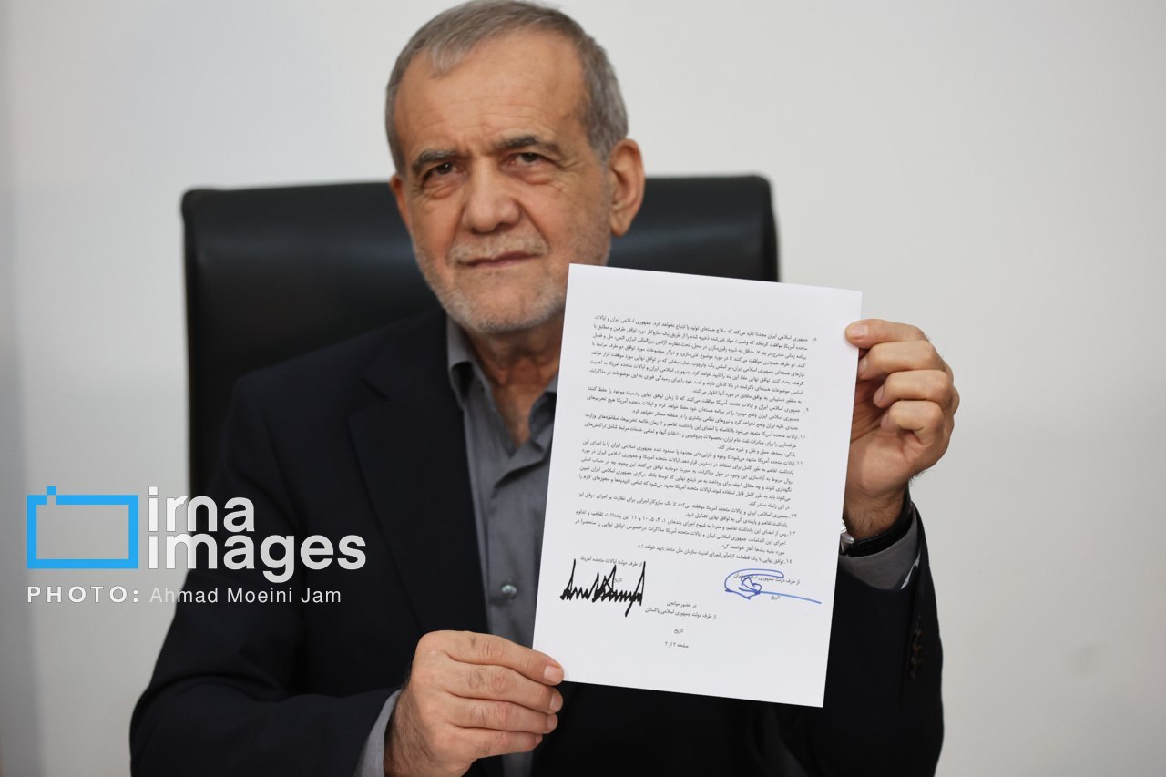 پزشکیان در حال امضای توافق با امریکا (عکس)