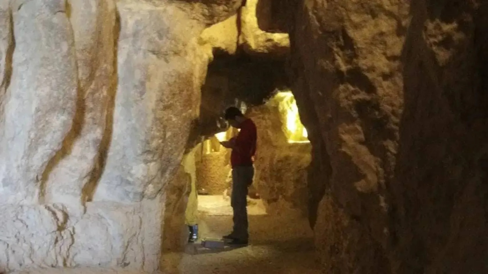 پژوهشگری در حال مطالعه گذرگاهی است که از ورودی خلیفه مأمون آغاز می‌شود.