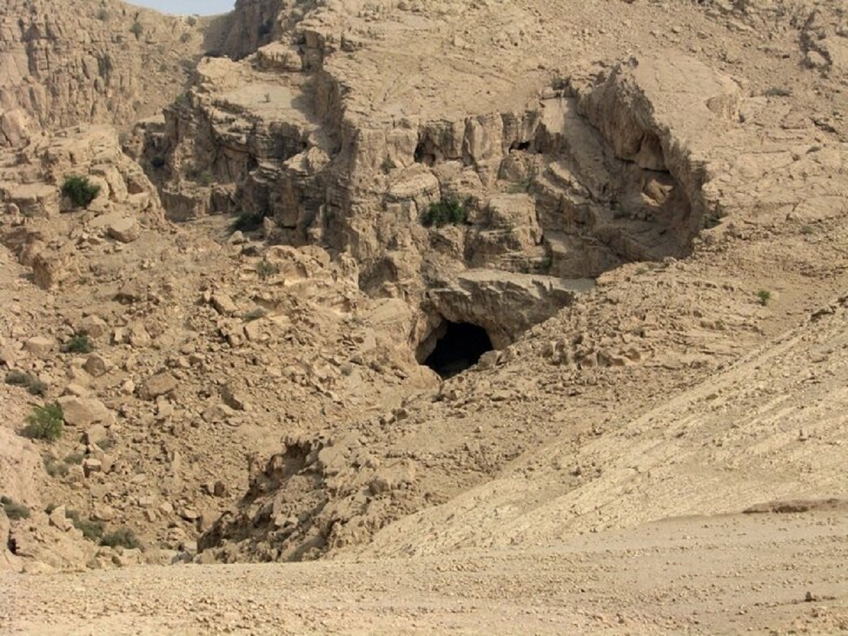 راه دسترسی به این چشمه‌ها از دهلران به طرف مجتمع آبگرم شهرداری است، چشمه‌های قیر نیز در فاصله ۲ تا ۳ کیلومتری ضلع شرقی چشمه‌های آبگرم و در فاصله ۴ کیلومتری شهرستان دهلران قرار دارند.