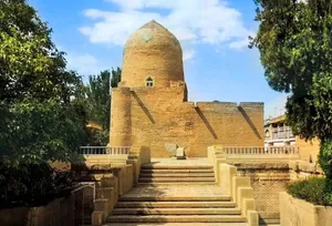 عکس دسته‌جمعی در کنار مقبره استر و مردخای در همدان؛ 120 سال قبل
