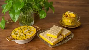 طرز تهیه بستنی سنتی زعفرانی در خانه؛ بدون یخ‌زدگی و با بافت کشدار