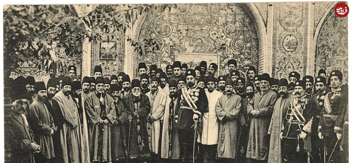کارت‌پستالی با تصویر جمعی از درباریان در کاخ گلستان