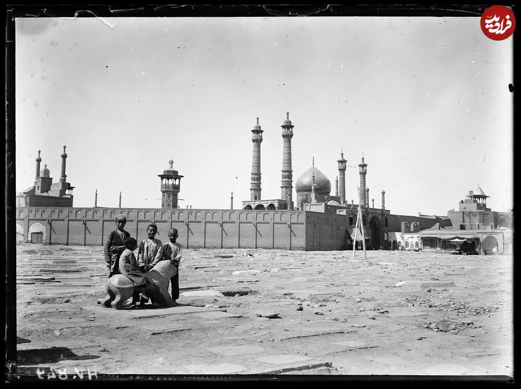 کودکان قمی در حال بازی روی مجسمۀ سنگ قبر؛ 115 سال قبل