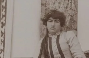 تصویری از یک دختر ویولن‌نواز در دوران قاجار