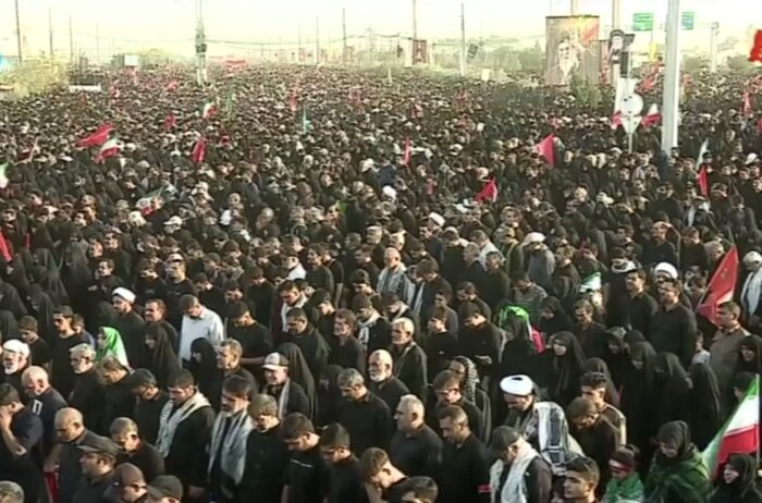 اقامه نماز بر رهبر شهید در مسجد جمکران