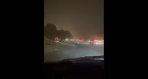 سقوط یک پل عابرپیاده در نجف در اثر طوفان شدید